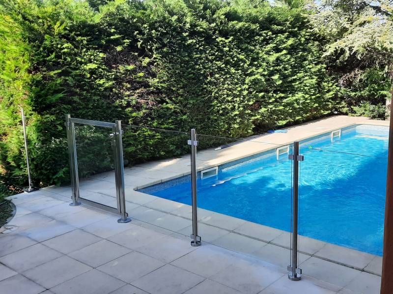 Création d'un garde-corps vitré inox avec portillon pour un tour de piscine à Saint Cannat